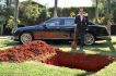 رجل اعمال برازيلي يقرر دفن سيارته البنتلي 